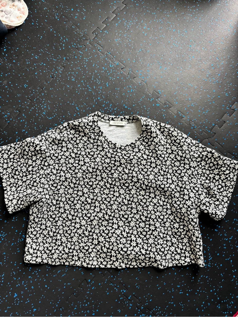 Ursa Minor Billy Tee in Floral - black & white